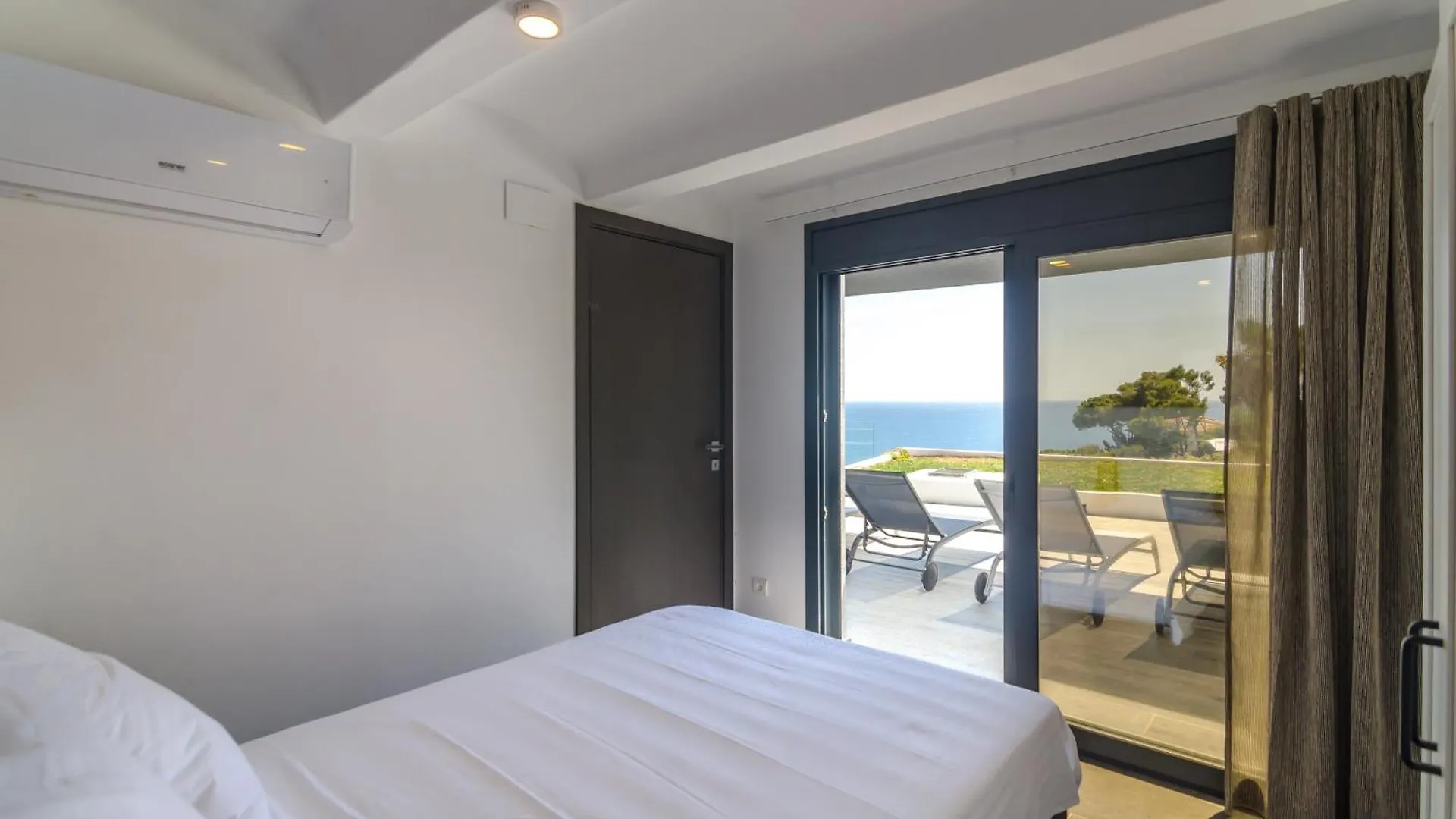 Seaside Villa In Lloret De Mar With Garden And Pool View Španělsko