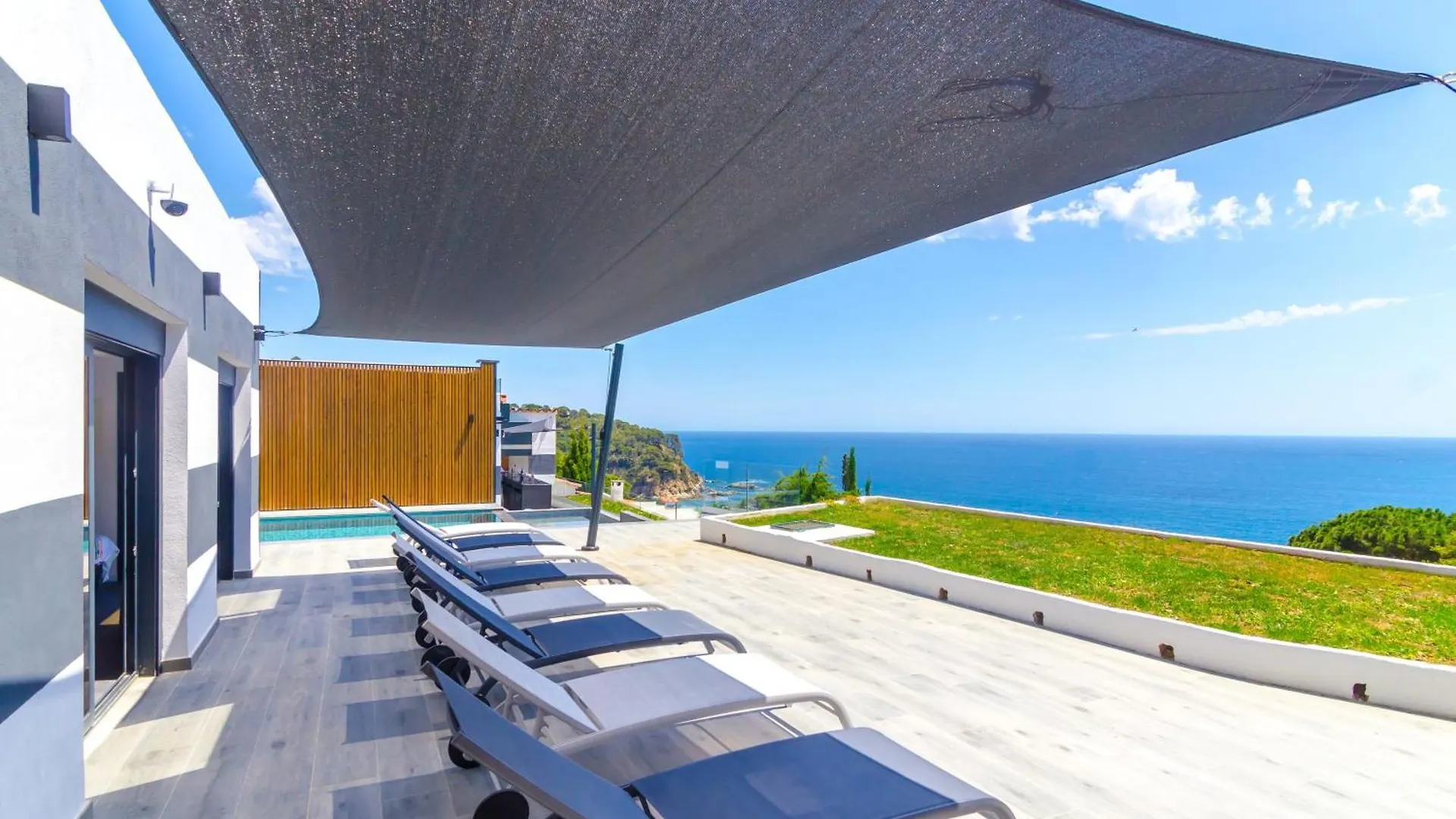Seaside Villa In Lloret De Mar With Garden And Pool View Španělsko