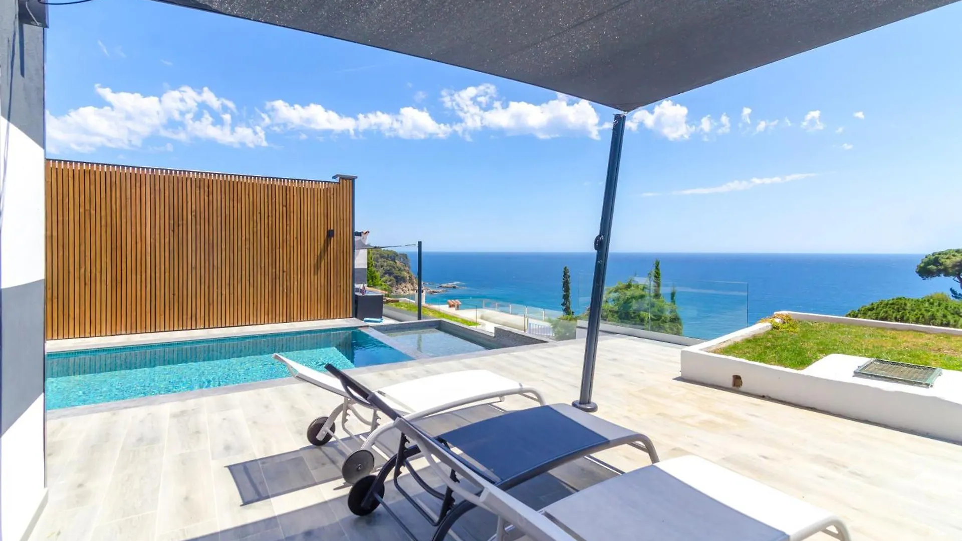 Seaside Villa In Lloret De Mar With Garden And Pool View