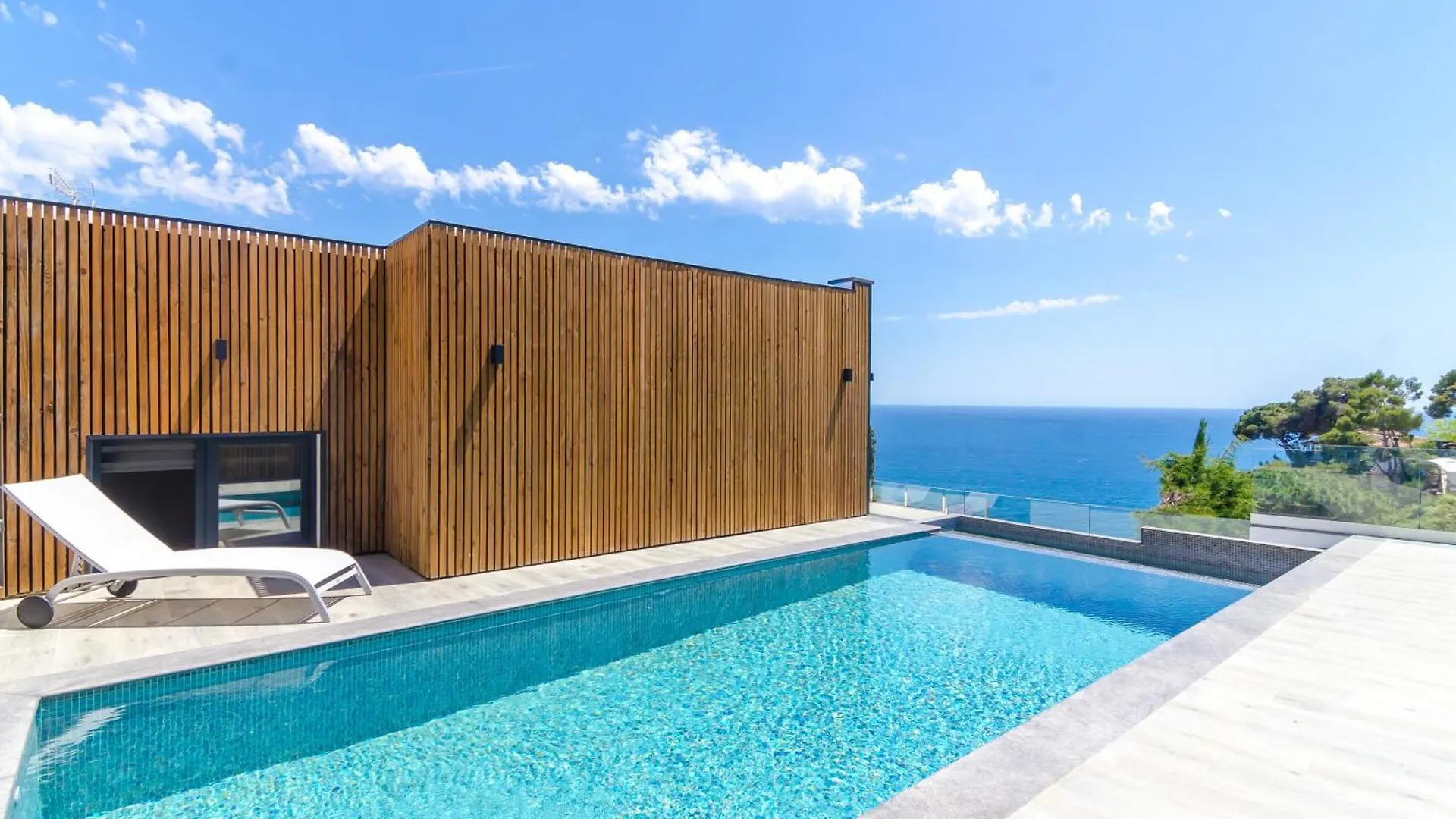 Seaside Villa In Lloret De Mar With Garden And Pool View